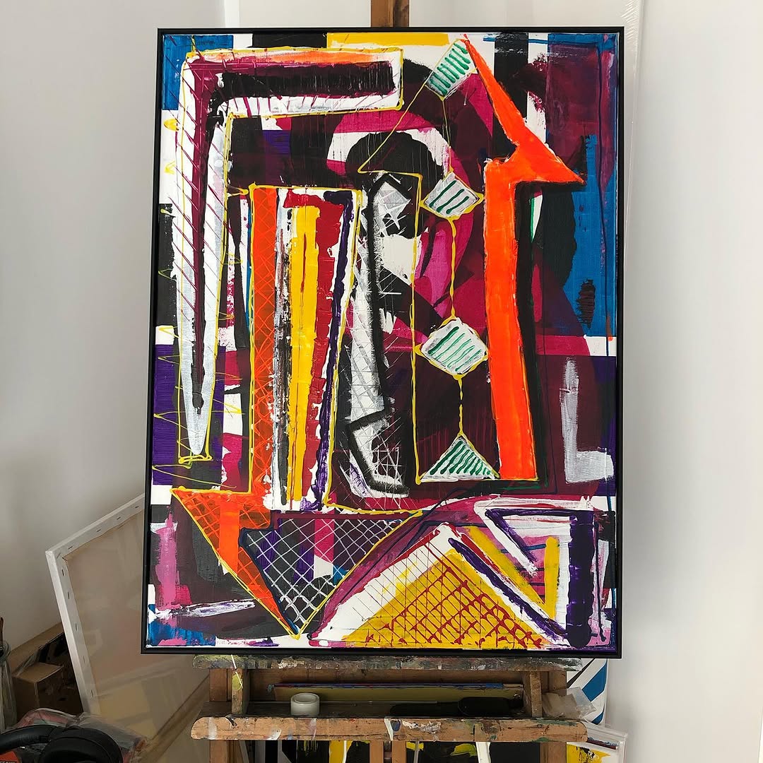 Ingelijst abstract schilderij met oranje pijlen en grafische vormen