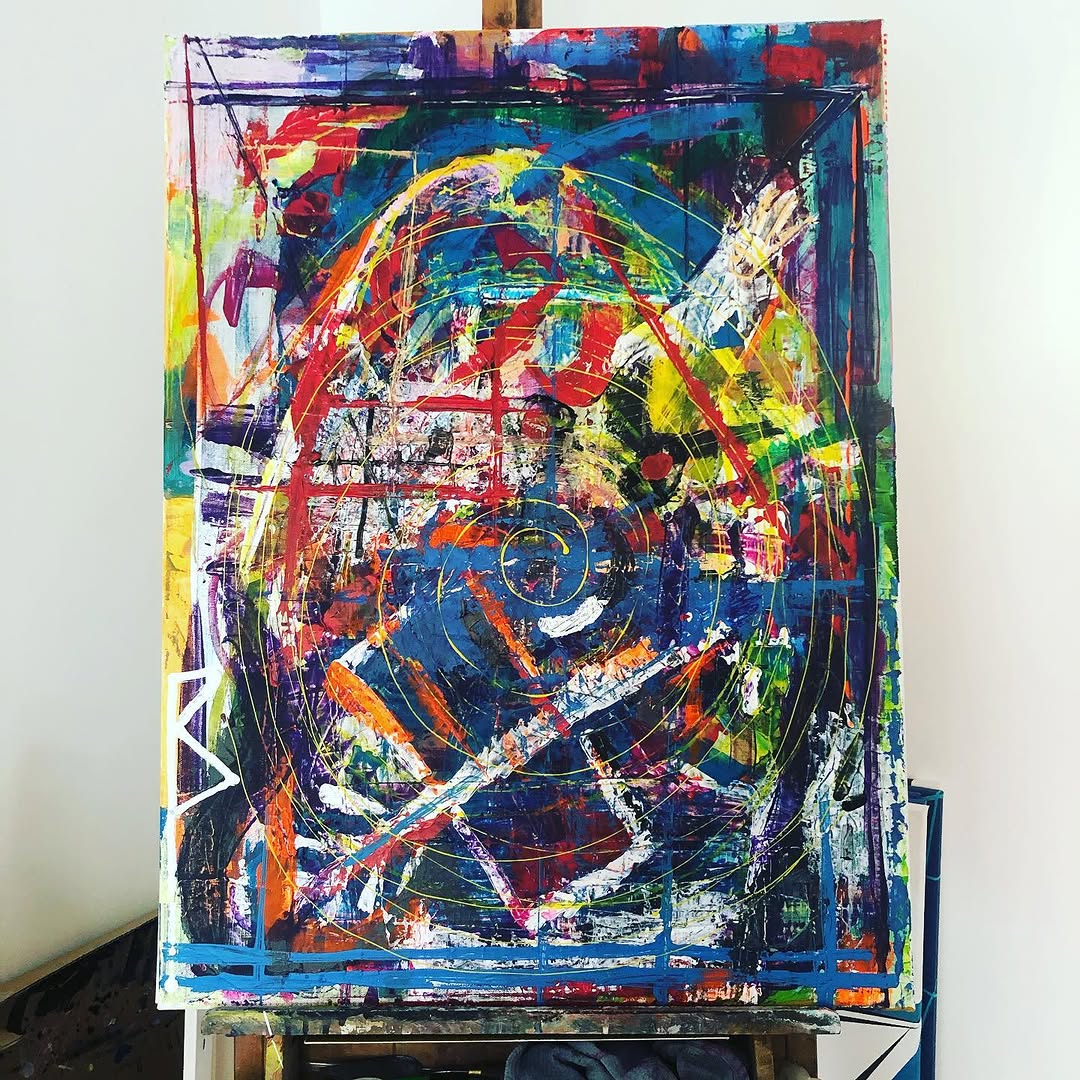 Gelaagd abstract schilderij met cirkelvormige beweging in vele kleuren
