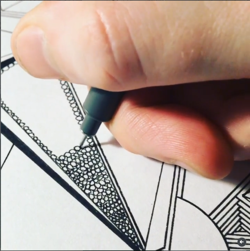 Close-up van een hand die minutieuze cirkels tekent